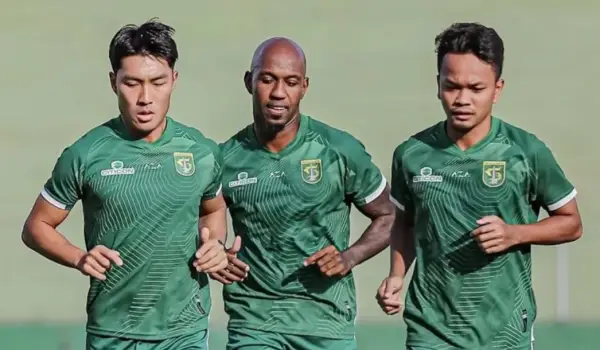 Persiapan Pemain Persebaya Jelang Hadapi Persis Solo Malam Nanti (ligaindonesiabaru.com)