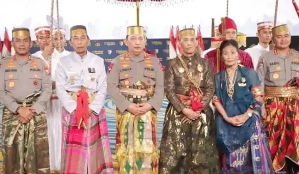 Kapolri Dianugerahi Gelar Karaeng dan Pusaka Supakala dari Dewan Adat Sulsel