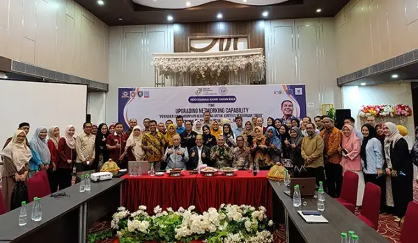 Foto bersama Dr. Syamsu Rizal dengan jajaran Yayasan Pendidikan Fajar Ujungpandang (Sumber : Humas Unifa)