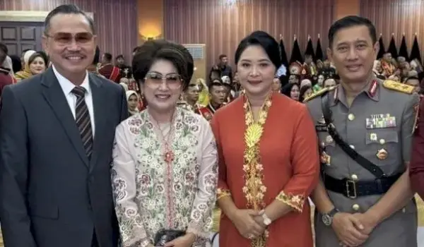 Foto bersama Irjen Pol (Purn) Drs Frederik Kalalembang bersama Irjen Pol Rusdi Hartono yang masing-masing didampingi istri.