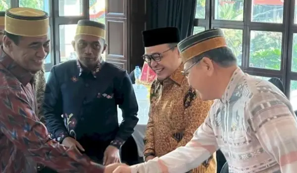Ketua Umum KKSS Dr. Ir. H. Andi Amran Sulaiman, M.P. berjabat tangan dengan anggota DPR RI Fraksi Partai Demokrat Irjen Pol (P) Drs Frederik Kalalembang disela kegiatan KKSS