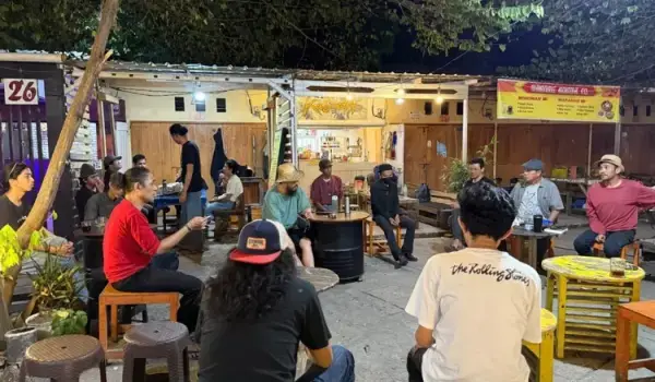 Sejumlah seniman Makassar mendiskusikan kondisi seni rupa saat ini.