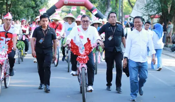 Bupati Takalar Ir. H. Mohammad Firdaus Daeng Manye, MM. Pimpin Pawai Sepeda dan Becak Hias.