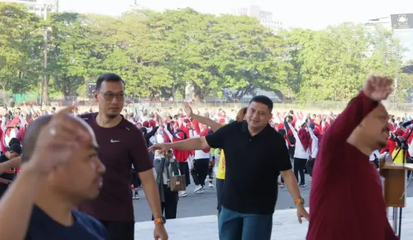 Wali Kota Makassar Munafri Arifuddin saat mengikuti Senam Massal bersama ASN Pemkot di Karebosi, Jumat (8/8/2025).