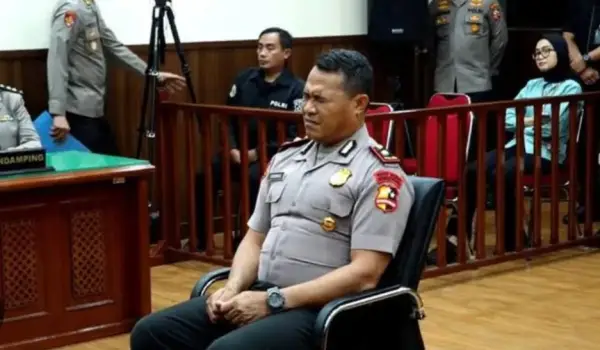 Kompol Cosmas Kaju Gae, salah satu dari tujuh anggota polisi yang ada di dalam kendaran rantis dan melindas driver ojek online (ojol) Affan Kurniawan (21), diberhentikan tidak dengan hormat (PTDH) sebagai anggota Polri.