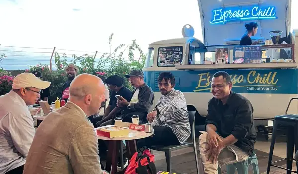 Firman Jamil, Tom Murray  beserta seniman Makassar