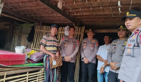 Kapolres Takalar AKBP Supriadi saat menyambangi rumah pasangan lansia di Desa Moncongkomba, Kecamatan Polongbangkeng Selatan.