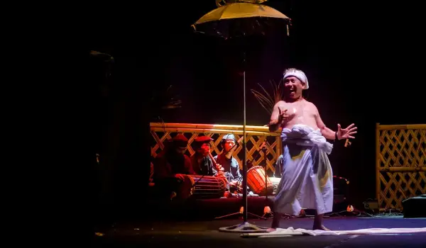 Pementasan Teater Kampong Bulukumba di hari pertama Festival Teater Cerita Rakyat Sulsel 2026. FOTO: AGUS LINTING