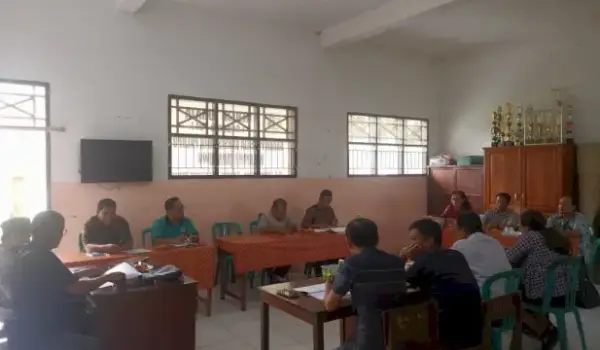 Sejumlah Pengurus Klasis Gereja Kota Palopo pada Senin, 1 Juni 2026 melaksanakan rapat terkait pelemparan di rumah warga dan gereja setelah ada instruksi dari anggota DPR RI Frederik Kalalembang agar mencari solusi bersama terkait kejadian ini