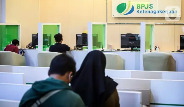 Nasabah melakukan pencairan dana Jaminan Hari Tua (JHT) di Kantor BPJS Ketenagakerjaan Cabang Sudirman, Jakarta. (/Faizal Fanani)