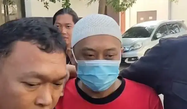 Tersangka kasus dugaan penyekapan dan penganiayaan terhadap YTR, Taufik Hidayat, akhirnya muncul di hadapan publik. Foto: IMG