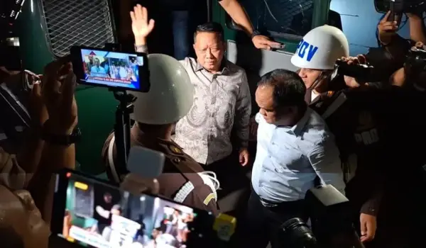 Febrie Adriansyah dikawal masuk menuju tahanan, Gedung Merah Putih KPK.