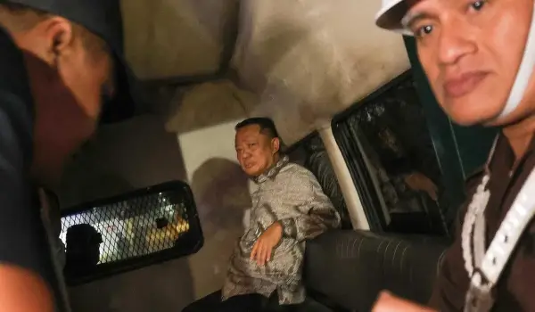 Mantan Jaksa Agung Muda Bidang Tindak Pidana Khusus (Jampidsus) Febrie Adriansyah, saat dibawa ke mobil tahanan untuk ditahan di rutan KPK di Gedung Kejagung, Jakarta.