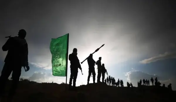 Anggota Brigade Al-Qassam, sayap militer Hamas di Kegubernuran Khan Yunis, Gaza pada 20 Februari 2025.