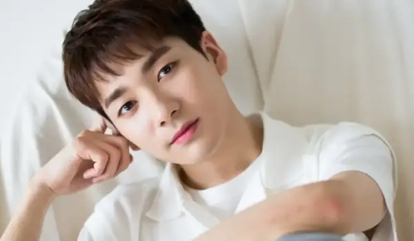 Dari Panggung ke Meja Kerja: Eks NU'EST Aron Magang di Perusahaan Marketing, Siap Hadapi Monday Blues