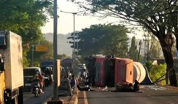 Hilang Kendali di Lau Maros, Truk Terguling Usai Tabrak Median Jalan
