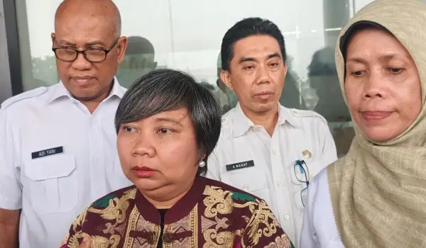 Ketua Komnas HAM RI Anis Hidayah memberikan keterangan kepada sejumlah jurnalis terkait hasil pertemuan dengan Pemda Kalbar terkait Karhutla di kantor Gubernur Kalbar