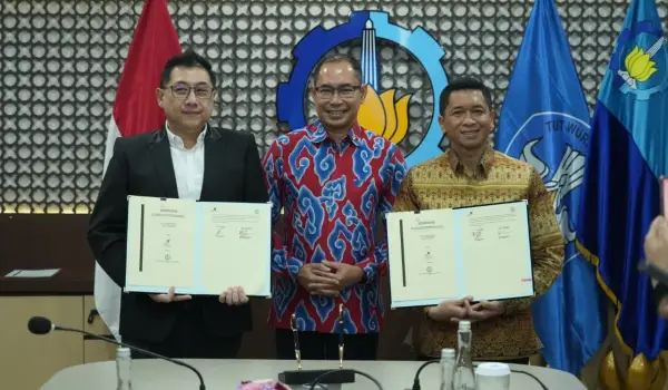 Rektor ITS Prof Bambang Pramujati (kanan) dan Direktur BTI Defence Peter Tjahjono (kiri) usai penandatanganan MoU didampingi Dubes Indonesia untuk UEA Judha Nugraha.