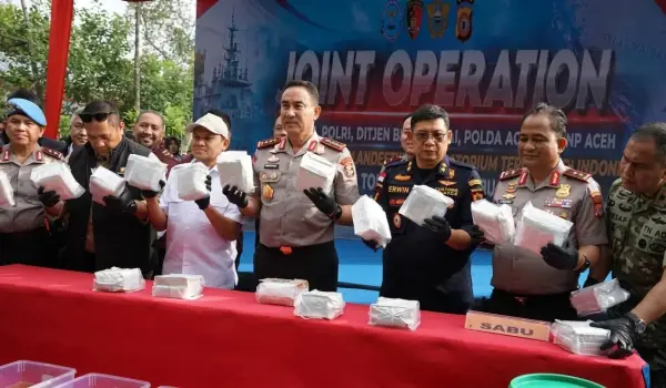 Wakil Gubernur Aceh, H. Fadhlullah, mendampingi Kapolri Jenderal Polisi Dr. (H.C) Suyudi Ario Seto, S.I.K, S.H, M.Si, saat menghadiri Konferensi Pers Jaringan Laboratorium Gelap Narkotika Ilegal (Lab Clandestine), di Gampong Dayah Tanoh, Kec. Mutiara Timur, Pidie, Jum'at (23/10/2026).