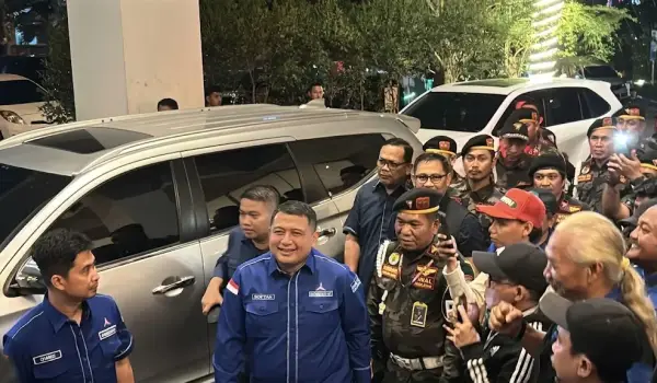 Bakal calon Ketua DPD Partai Demokrat Sulsel Munafri Arifuddin (Appi) disambut ratusan kader saat tiba di Lobi Hotel Claro Makassar, Jumat (23/10/2026) malam.