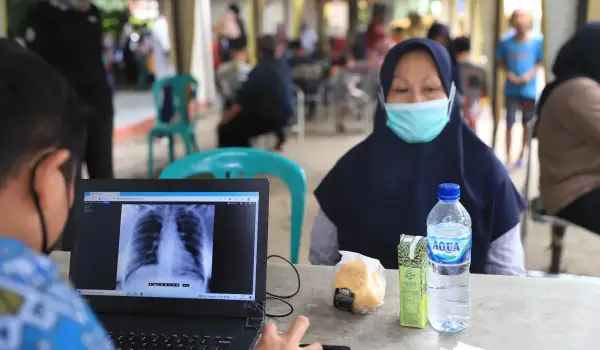 Ilustrasi Petugas kesehatan melakukan pemeriksaan sebagai bagian dari upaya deteksi dini tuberkulosis (TBC).